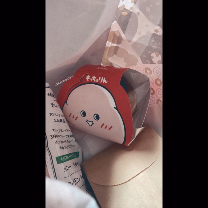 こんばんは！18:00~ラストまで出勤中！
今日は雨でちょっとだけ冷えるね🥺
雨のせいで、前髪仕方なくヘアピン使って留めてる、、、
私に会いに来てくれる際は、足元も悪いし気をつけて来てね!!

写真はこないだやっとゲットしたドーナツ！可愛くて美味しくて最高‎🤍