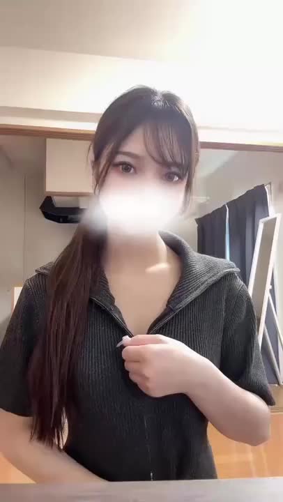 今日はなんか…ちょっと意地悪したくなる気分🤭💗
お兄さんってさ、どこまで耐えられるタイプ？
近くに寄っただけで反応しちゃうの、みお見逃さないよ？

触れそうで触れない距離で焦らされたら…
それだけでドキドキしちゃうでしょ💋
みおが、本気で攻めたらどうなっちゃうかなぁ？

ねぇ、試してみる？
降参するまで気持ちよくさせちゃうよ✨