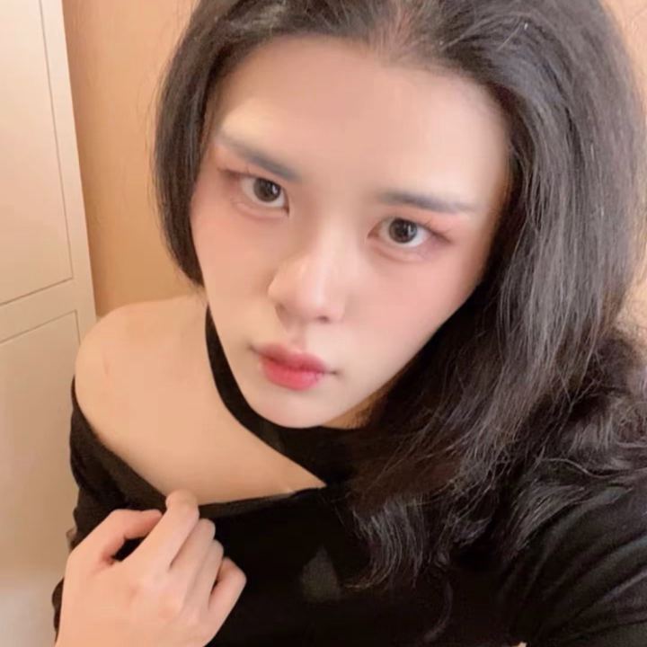 ついに本日卒業です❣️

短い間でしたが、色んな方にお世話になったし、楽しい時間でした🥰

今日は22:00まで出勤です❣️

ライブもオンラインにしておくのでぜひ見に来てください💕

今日も出勤時間ギリギリまでお待ちしてます❤️
