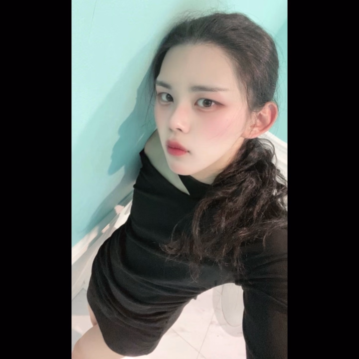 こんにちは〜💕

卒業もどんどん迫ってきています❣️

残りの出勤日は
3/12 12:00~22:00

3/15 12:00~26:00
3/16 12:00~22:00
です❣️

卒業まであと5日、出勤日はあと3日です❣️

今日もライブをなるべくオンラインにしておくので、直接お会いできない方もぜひ会いに来てください❣️

お待ちしてます❤️