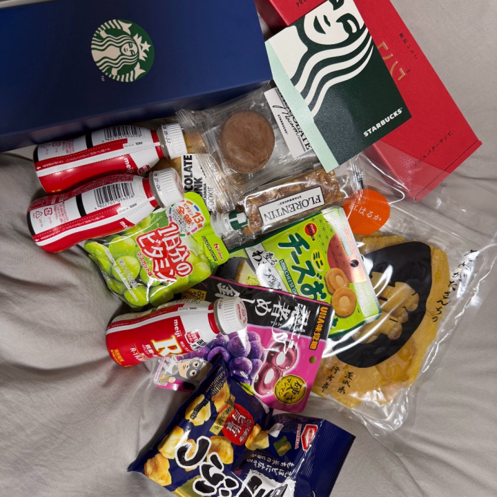 今日は久々の出勤だったのに
たくさんの方が会いに来てくれましたッ！

ありがたすぎるよほんとうに！
みんなに会えて嬉しかったです🌈

そして今日もたくさんの差し入れいただきました！！

本当にいつもありがとう⸜🌷︎⸝‍
沢山使うね！！ほんとに嬉しい⭐️


また近いうち出勤するので
会いに来てもらえたら嬉しいです！またね！