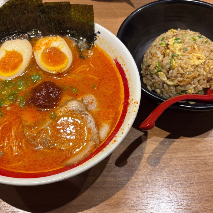 昨日お腹空きすぎて
夜中にラーメン食べちゃった🐷🍜
たまにはこんな贅沢も許してくれる？？
いつも私ワンパターンだから
おすすめの中洲のラーメン屋さん
教えて欲しいなっ🥹