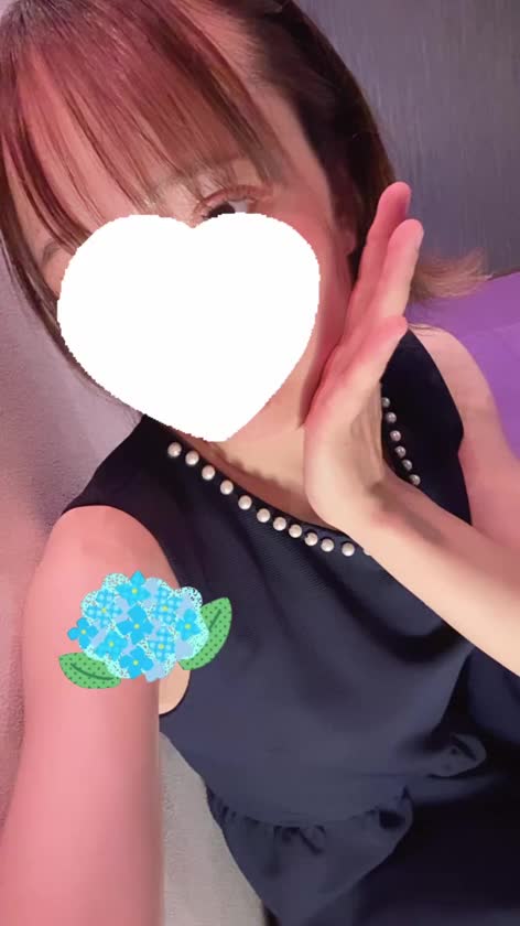 出勤しました🌷
今日は大人っぽいドレスに
挑戦してみたんだけど
やっぱりいつもの可愛い方が
しっくりくるかも🥺
天気は雨だけど
つきと楽しいことたくさんして
心を晴れ晴れしていこーねっ☀️