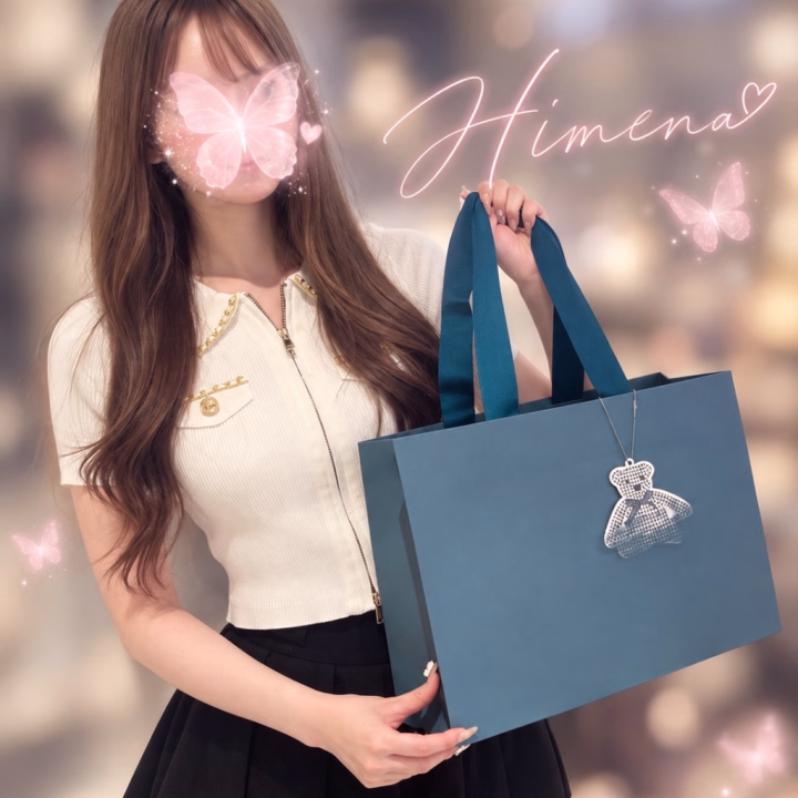 一度会ったら、ひめなワールドの虜…?🤫💗
こんばんは🌙
ひめなです👑
お店のホームページを見てくださった方から
会う前からすごく期待していただくことが多くて…
嬉しい反面、実はちょっぴり緊張しています🥹💓
何度も日記でお話ししていますが、
わたしが一番大切にしているのは
「忘れられない時間」
最初は相性が合わないかも?と思っても
帰る頃にはその気持ちが変わっていたり。
「また来月も会いに来ちゃった」
そんなふうに思ってもらえたら
すごく幸せです☺️
なんだか魔法みたいですよね🪄
一度足を踏み入れたら
なかなか抜け出せない…
ひめなワールドはちょっぴり特殊で
危険かもしれません🤫💕笑
会う前からのメッセージも大歓迎です💌
でも期待値はほどほどに、
どうかお手柔らかにお願いします🥹♡笑
今日も17時半からよろしくお願いします🥺
ひめな👑