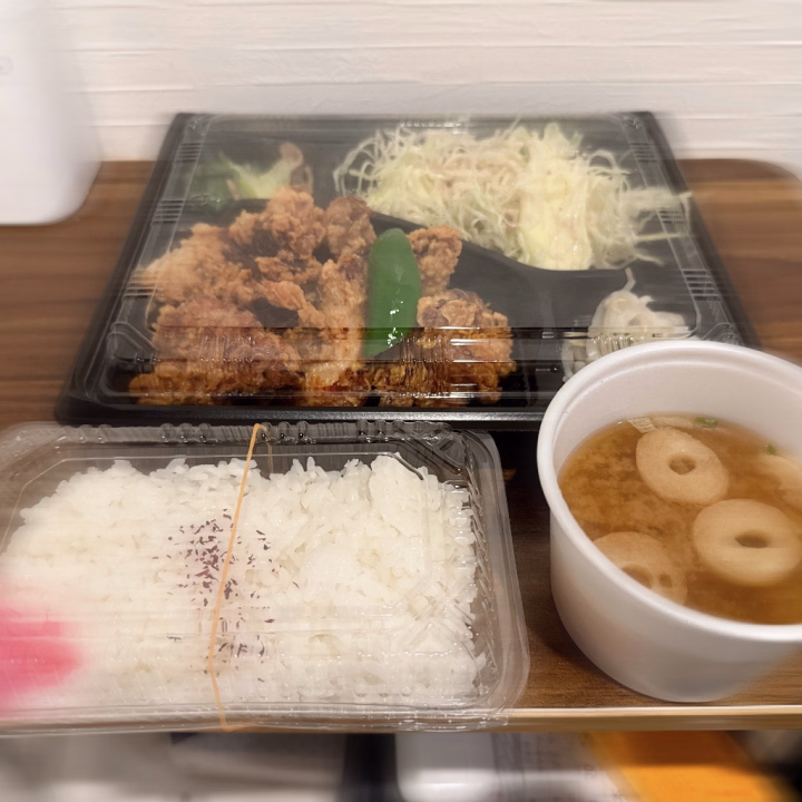 ゆきのです❄️

お昼ごはんの時間ですね🍽

いつもはコンビニのごはんなのですが、ラストということもありテイクアウトのお弁当にしました🌟

ボリュームもあって、すごく美味しそう🥹

お兄様たちはお昼何を食べましたか？

午後からもお仕事頑張ってくださいね💖