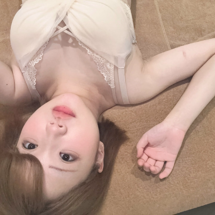 ゆきのです❄️

寝転がって少しづつイチャイチャするのもいいけど、

押し倒されるときゅんとしちゃいます💖

ゴン！って押されたら少し痛いかもだけど・・・🥹

どんなシュチュエーションがすき？