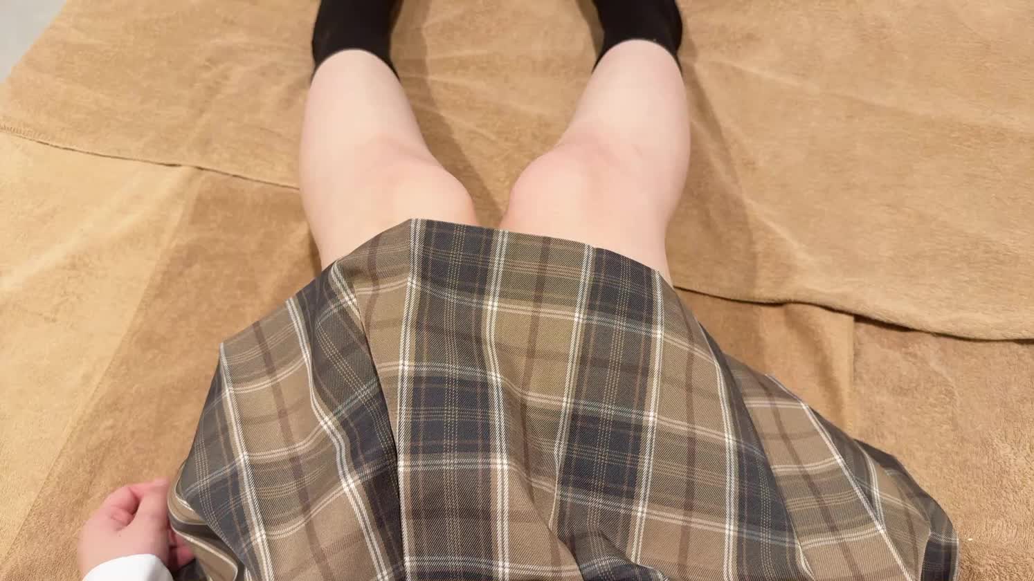 ゆきのです❄️

ちらりがシリーズ化してきてます🤭

個人的に、落としたものを拾うときに見えるパンツが1番エッチだと思っています💖

学園系だったらあとはどんなシーンがあるんだろう？💭

もっともっと色んな動画を撮ってみたいので、是非リクエストを送ってください！

リクエストしてくれたものは期間中に全部撮りたいな〜🥹

メッセージやお誘いお待ちしてます💌