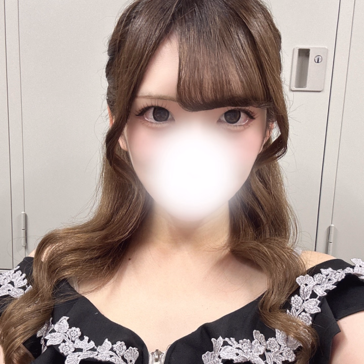 本日も出勤しました✨️

髪の毛も可愛くしてもらったよ💕どうかな？？


今日はまだまだ予定空いてるので、お待ちしてます♡