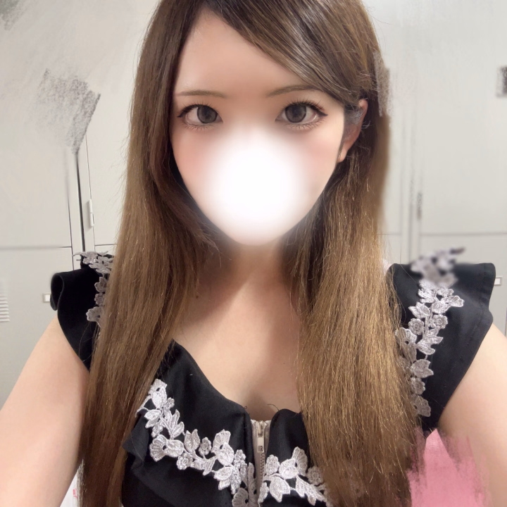 出勤しました〜🫶✨

今日はいつもよりちょっと大人っぽめの前髪にしてみたよ🥺♡
雰囲気変わってるかな…？って少しどきどきしてる💭

まだまだ空きあるので、お誘いしてもらえたら嬉しいな🥰

いっぱいお話ししたり、まったり楽しい時間過ごそ〜！
待ってます♡