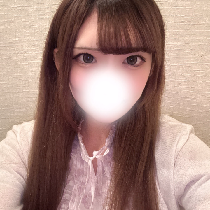 こんばんは🌙✨

今日は珍しく私服で写真撮ってみたよ🫶
いつもとちょっと雰囲気違うかも…？🥺♡

こういう感じどうかなって少しどきどきしてる💭
似合ってるって言ってもらえたら嬉しいな🤍

今日は18:30〜24:00まで出勤してます✨

いっぱいお話ししたり、まったり一緒に過ごせたら嬉しいです🥰
会いに来てくれるの待ってるね♡