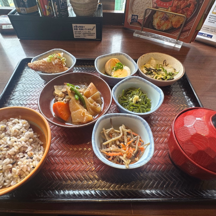 みなさん、お仕事お疲れ様です🫡✨
ランチは何を食べてますか？😚

お仕事忙しいときは
外食も多いんですが、
最近はもっぱら大戸屋🍚

美味しい定食屋さん
知っている方いたら教えてください〜🥲