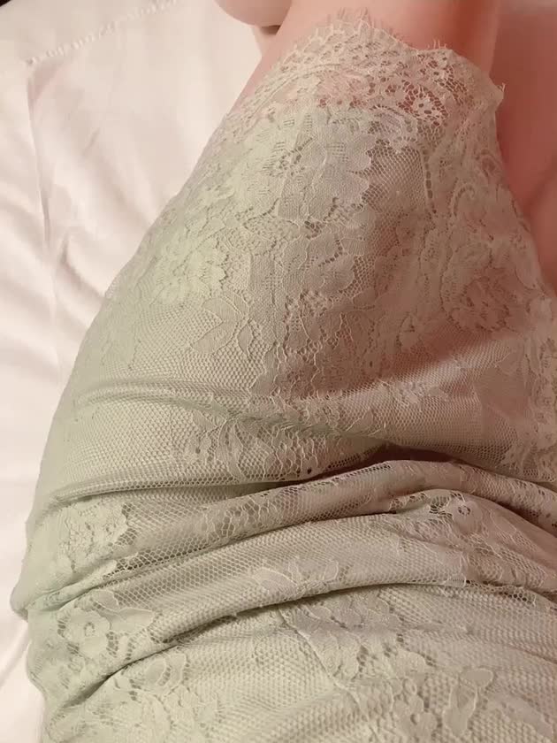 初めての動画アップしちゃいます💕

太ももを使っておち〇ぽをスリスリしたり、
足先でいじめてみたり、
色々できちゃいますね💋

いじめられたい変態ちゃんは
ぜひ呼んでくれたら嬉しいな💞

いつき