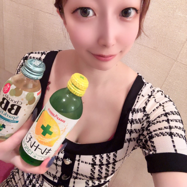 おはようございます！
今日も出勤済みです💕
既に来てくれたお兄さま予約ありがとうございます！

差し入れ頂いちゃった⸜(*˙꒳˙*)⸝  ﾜｰｲ
今日も1日頑張れますね🎶

この後予約少なめなので空きあります！
良かったら会いに来てね💕