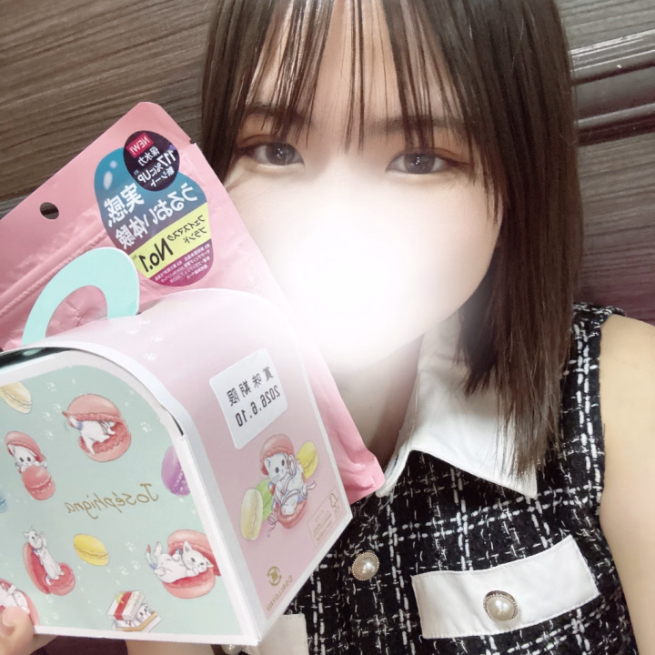 昨日もマカロンありがと💕
美味しすぎて一瞬でなくなっちゃった🤭

今日も15-24で出勤です！
今日はどんなお兄さんに会えるかな🥺

お◯ぱいもみもみしに来てね💕

ろあ📛