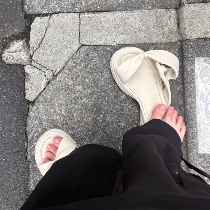 昨日出勤しようとしたらサンダルが壊れました
家出て5分くらいだったから急いで裸足で帰って靴に履き替えて出勤しました😾

危うく遅刻するところだった危ない🙃🙃

てことで今日はちゃんと家から靴できました。15時にちゃんとお店います🙂‍↕️
24時までいるのでお誘い待ってます🫶🏻

ろあ📛
