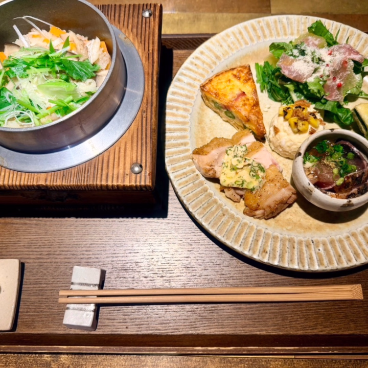 おはようございます、うにです❕

今日はうにの日常です🫶🏻

釜飯専門のご飯屋さんに行ってきました🤤🍚

うには鯛の釜飯を注文しました🐟
友達は銀鮭とチーズとバジルの釜飯を頼んでせっかくだから半分こずつして食べました(⸝⸝◜𖥦◝⸝⸝)

鯛の釜飯は優しいお出汁の味がしっかり染み込んでいて、安定の美味しさでした😋
銀鮭とチーズとバジルの釜飯は洋風な味付けで釜飯なのにリゾットみたいで新鮮でした😳友達が選んだ時は釜飯にチーズとバジル！？とめっちゃ冒険するやんってなってたのですが相性抜群でめちゃ美味しかったです🤤💓

前菜もいろいろ乗っていて少しずつ楽しめて満足でした🥳

お兄さん方は王道の和風派ですか？それとも変わり種派ですか？うにに教えてくれると嬉しいです(  ･' '･)σ゛ﾂﾝﾂﾝ


ではでは！！
今日ご予約してくれたM様、S様、K様、O様お会い出来ることはちゃめちゃ楽しみにお待ちしております😽➰💘