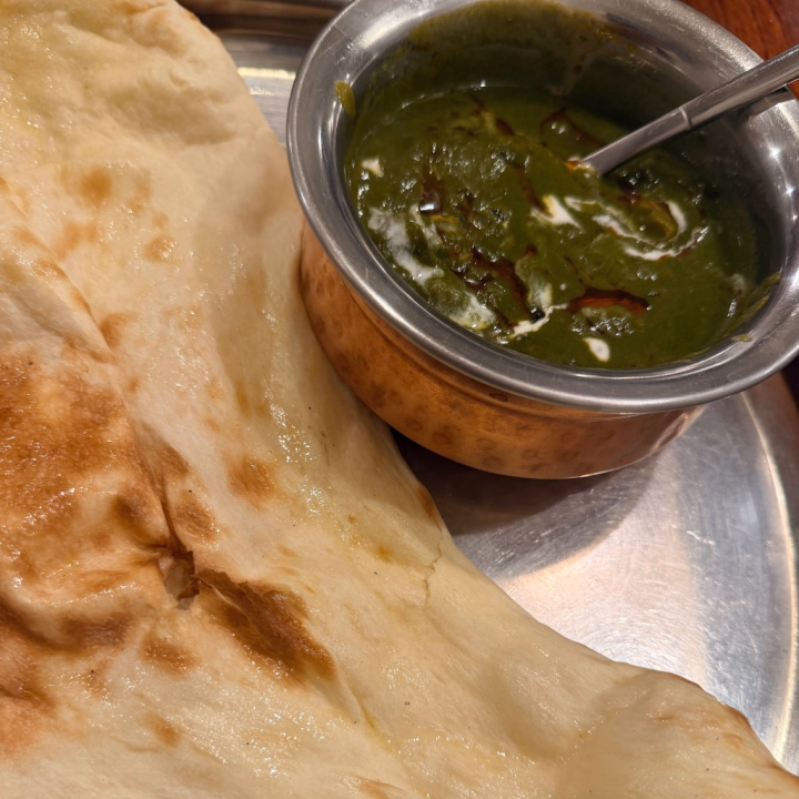 おはようございます、うにです❕
今日はうにの日常です🫶🏻
昨日に引き続き、インドカレー屋さんのお話です笑(´-ᴗ-⸝⸝ก )︎
もうこのお店に完全にハマっちゃって、昨日紹介したパニプリと、もうひとつ画像に載っている「ほうれん草カレー」の虜になってます( ˶’-’˶)
見た目のインパクトがすごくて、最初おすすめされた時はこれ頼む……?🤔ってめちゃくちゃ迷っちゃったんですがインドカレー屋さんの店主さんが美味しいから!とかなりゴリ押ししてきたので頼んでみることに(Ꙭ )!!
そしたらこれが大正解!!めちゃくちゃ美味しかったです🤤💛
バターチキンカレーみたいな濃厚系とはまた違ってあっさりしていて食べやすいのであっさり系が好きな人はハマっちゃう味だと思います(*´艸`)
バターチキンカレーはちょっと重たいなと感じるお兄さんには、ぜひ一度食べてみてほしいカレーです(ノ˶>ᗜ<˵)ノ♡
ちなみに……
ほうれん草の味は全然分かりませんでした(´>ω∂`)☆
ではでは!!
今日ご予約してくれたN様、K様、T様お会い出来ることはちゃめちゃ楽しみにお待ちしております😽➰💘