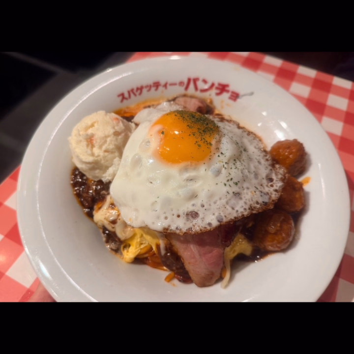 おはようございます、うにです❕
今日はうにの日常です🫶🏻
日本橋にある気になってたパンチョに行ってきました🥳
パンチョってナポリタンのお店っていうイメージがあったんですが、うにはナポリタンが苦手なのでオムライスカレーを注文しました笑(´-ᴗ-⸝⸝ก )︎
オムライスにカレーがかかってるだけでも幸せなのにその上に目玉焼き、ハンバーグ、ベーコン、ミートボール、ポテトサラダまで乗ってて豪華すぎん!?ってなりました笑🤣
最初は思ったよりボリューミーで食べ切れるか不安だなあと思ってたんだけどカレーがめちゃくちゃ美味しくてスプーンが止まらなかったよ(⸝⸝⸝ - ⩊ - ⸝⸝⸝)
色んなの乗ってたから飽きずに食べられてお腹も心も大満足でした🥺💗
ではでは!!
今日ご予約してくれたK様、Y様、J様お会い出来ることはちゃめちゃ楽しみにお待ちしております😽➰💘