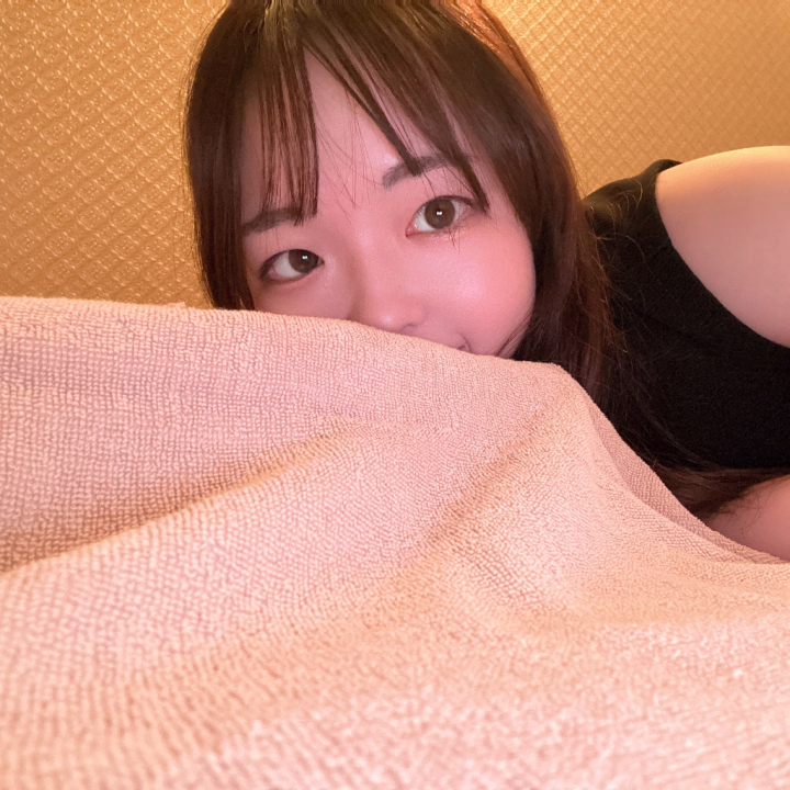 なこです！

お兄さんが隣にいるとどきどきするけど
いっぱいぎゅーってしたくなっちゃう🫣

なこのことたくさん甘やかしてくれる？

🫶🫶🫶

なこ🌸