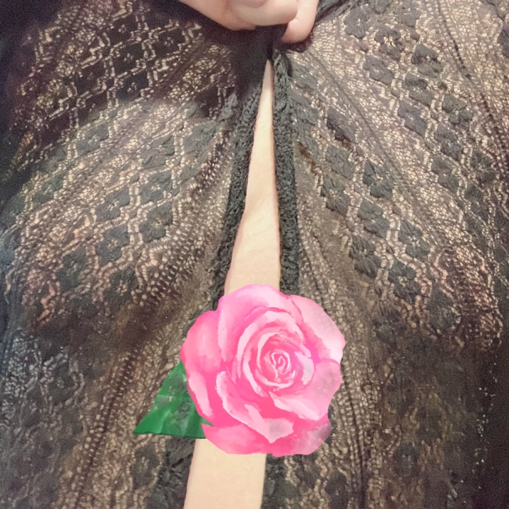 黒レースの色気バクハツ💖
よーーーく見たら...😍🌹
見えそうで見えない〜？？💖
穴あくまで見てって〜💖