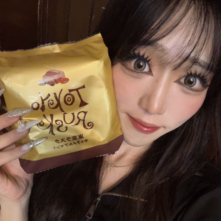 出勤早々指名してくれた
お兄様ありがとう！！
マッチョが好きって書いてある
からってすごく立派でえっちな
身体をみせつけてくれてすごく
興奮したし、今日これのため
だけに外に出てくれたことも
とても嬉しかった〜〜
おしりはまだ挑戦3回目で
指で解すのは厳しそうだった
のに、
「試しにちん○挿れてみよ」
ってむりむり入れてみたら
入っちゃってそこからは
少し萎えてたちん○もがちが
ちになっておしりでイケちゃ
ってたね(^^)
ものすごく最高にえっちでした
お土産も用意してくれてすごく
嬉しいよ、ありがとう！！