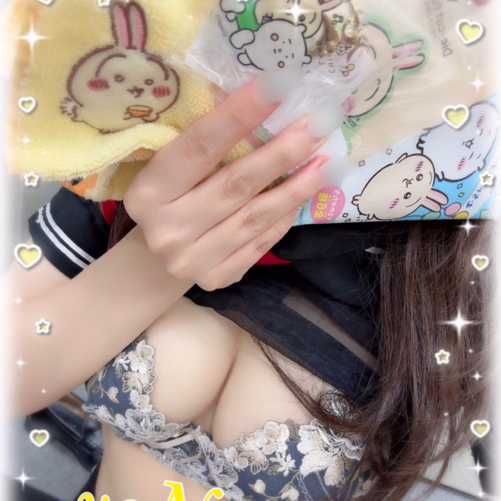 出勤だよ☺️

今週は今日と土日で出勤してます🫶🏻

今日は18時ぐらいまで🥰

土日は時間が短いから
ご予約で埋めてくれたら
嬉しいな💖

めっちゃ暑いから熱中症には
気をつけてね🥹

写真はかごめちゃんから😚🫶🏻
かわいい！いつもありがとう💛✨✨