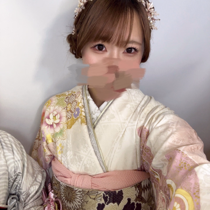 こんばんは🌙
 
 
くるみです🌟🎀
 
 
くるみはガチモン20歳なので
成人式してきましたの~‼️
 
 
大人っぽい（ふけてる、、？）から、
よく偽ってると思われてますが20歳です♡
 
 
成人式で久しぶりに会った友達とかいて
めちゃくちゃ楽しかったの~‼️
 
 
もう二度と会うことはないなっていう
あまり仲良くない子とかもいたけど
みんな成長しててたのしかた🎶