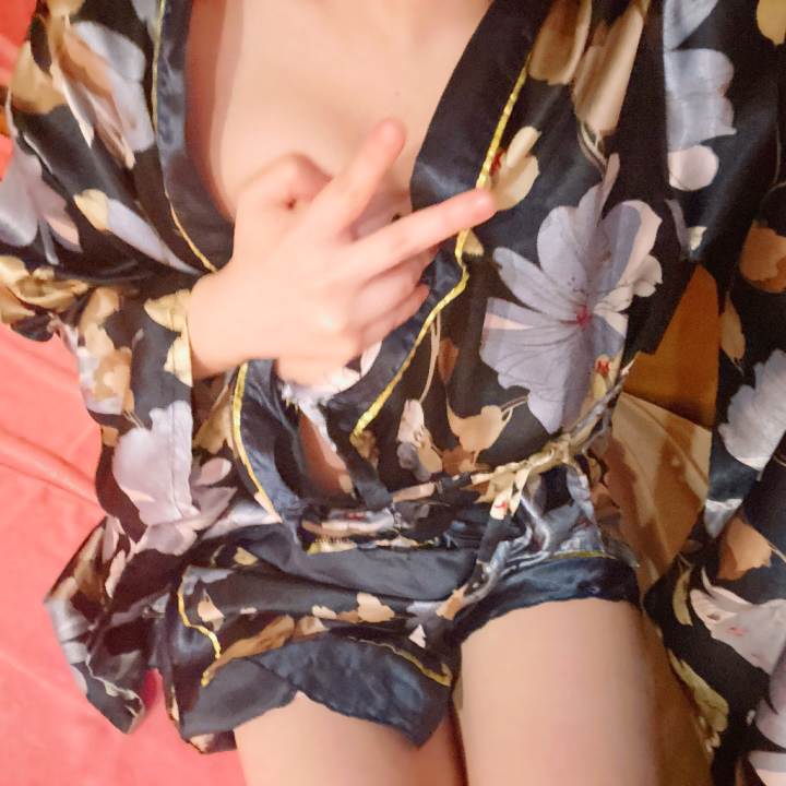 すずはすぐご案内可能です🥰

お写真はお胸を揉みたいのと
ピースしたい✌️気持ちで
ごちゃついたおててになってます笑

お仕事お疲れなお兄様方‼️
すずはの癒しと元気パワーを
感じに来てくださいっ💕

鈴羽-すずは-🍀
