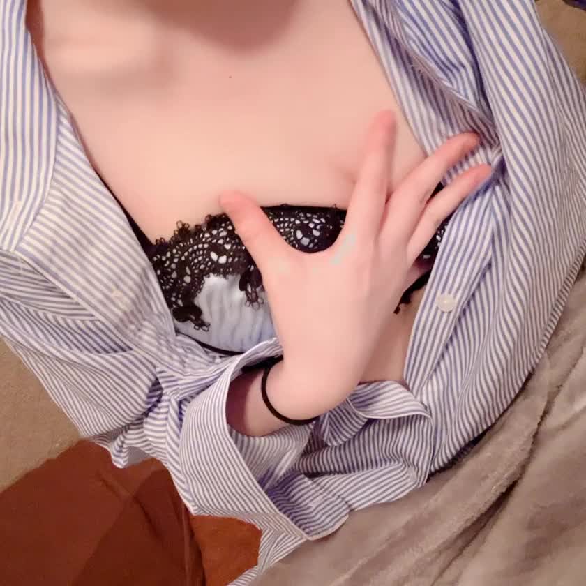 すずはのお胸の
柔らかさ伝われ〜！の動画です✨️

おむね好きな姫路のお兄様方
ぜひさわさわしに来てね💕︎

すずはのおむね育てて🥰🥰

すずは🍀