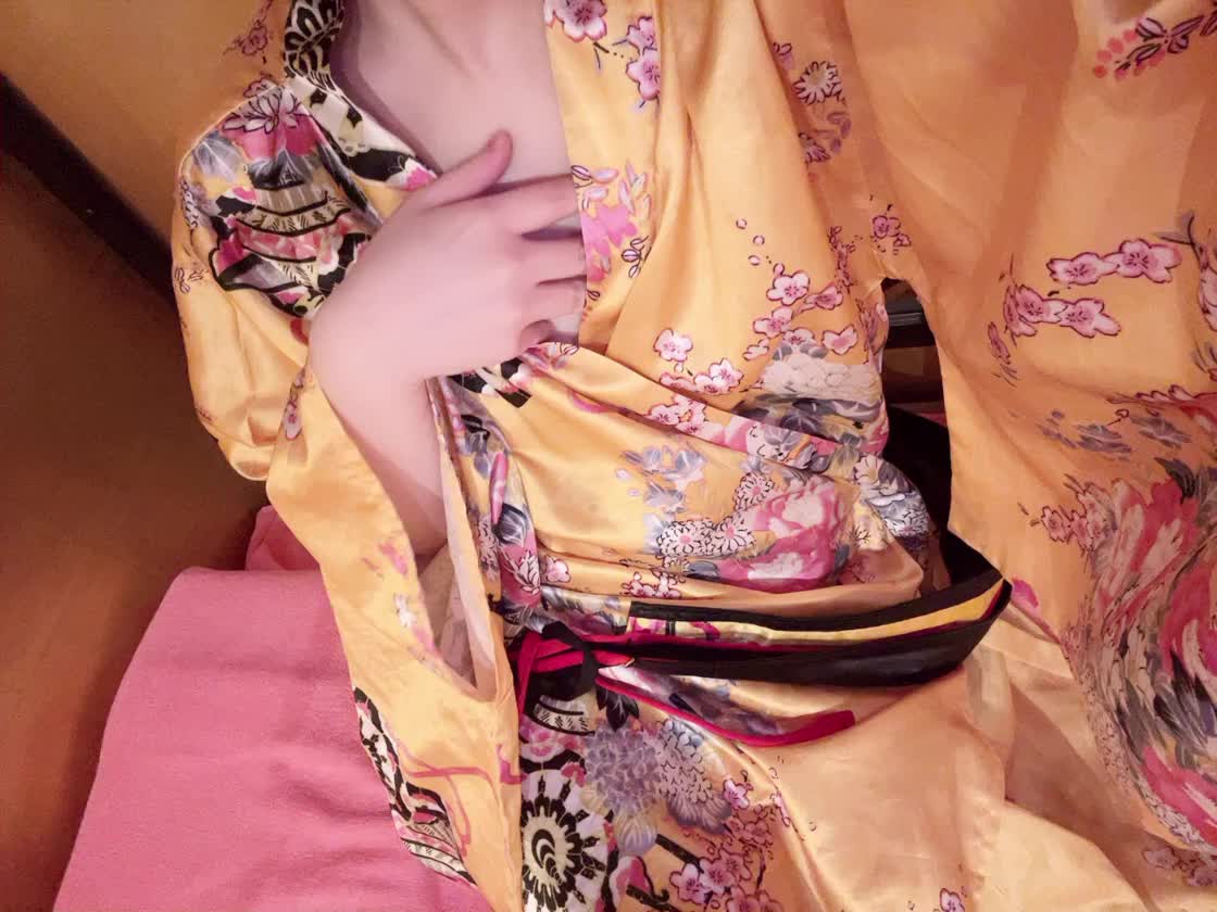 浴衣の乱れ姿ってなんで
えっちに見えるんだろう…💕
って考えながら撮った動画です📸

お兄様もすずはのお胸
もみもみしに来ませんかっ？💕

おまちしてます🥰

鈴羽-すずは-🍀