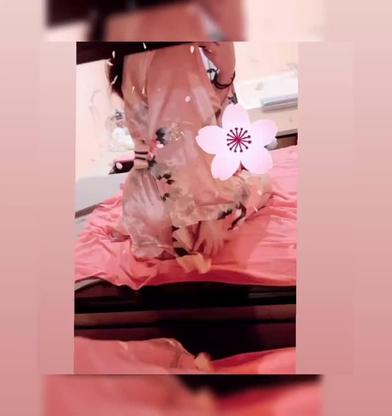 おちりです🍑

動画が暗く移っちゃったから
明るくしよと思ったら編集楽しくて
時間かかっちゃった❣️笑

色々してたら楽しくて
お花まで降らせられた！🌸

これからも凝って動画とか
写真あげられらいいなぁ🤔

すずはの大きくてもちもちな🍑
いかがですか？💕

鈴羽-すずは-🍀