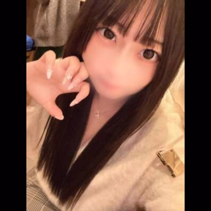 本日17:00〜22:00います！
既に予約してくれた
お兄様ありがとう

きあらは今日入社前の
健康診断にいってきました！
健康診断て年に1回しかやらないから
すごくドキドキしてたの
でも看護師さんすごーく優しくて
あっという間におわっちゃった！
胸部X線でネックレスはずしてから
ずっとつけられなかったんだけど
看護師さんが手伝ってくれたの
ネイルしてから可愛さと引き換えに
日常生活の不便さをすごく感じるんだけど
そのぶんたくさん助けられてます、ｱﾘｶﾞﾄｳ
そして体重とBMIみて痩せなきゃ、と決意

この前お友達のお引越しのお手伝いをして
そのままおうちに泊まらせてもらったんだけど
お友達とお友達の彼氏と私でずーっと
色んなゲームをやっててすごく楽しかったの
カードゲームもしたし携帯でのゲームもした
でもいちばん盛り上がったのは
ジェスチャーゲームだったよ
子どもの頃以来だったんだけど久しぶりに
やるとすごく面白くてずっと笑ってた
形ないものを言葉なしで伝えるのが
難しくてすごくおもしろかったな
きあらお友達は少ないけどそのぶん
すごくだいすきで大切なの
卒業しても絶対絶対遊ぶんだ