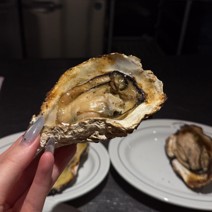 おはようございます🦪

先日食べた焼き牡蠣✨私の大好物です！

そんなことはさておき、本日19-23時でお店います🫡
短い時間ですがよろしくね🎶