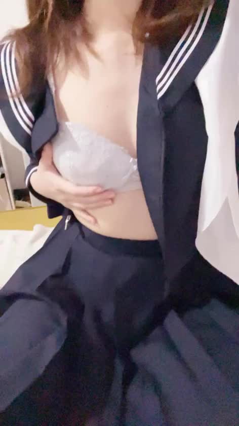 このスカーフタイプのセーラー大好きなんだよね♥️

もみもみチラ見せしちゃった(ﾉ≧ڡ≦)☆

実物はもっとふわふわな○っぱいに会えるよ？