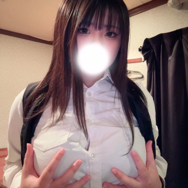 ゴールデンウィーク最終日なにしてますか〜❓

ココはチョコケーキ食べながら
お兄さんのこと考えてた😳🩷

会えたら何しようかなとか
どんなことが気持ちいいかなとか
考えちゃう‼️