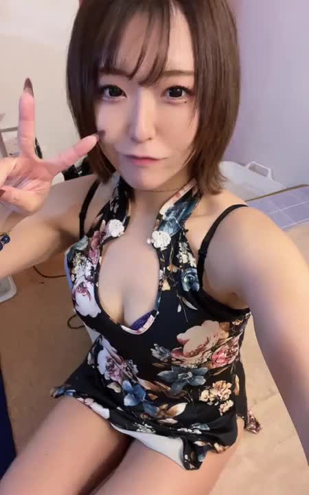 出勤してます♡

最終日はチャイナ服( ᵔᵒᵔ )♡

え♡ちなお姉さんの
チャイナ服姿見に来てね🌟


今日も今日とて
お兄様の白いヤツたくさん
搾り取っちゃうんだ❣️


ラストまで待ってるよ！