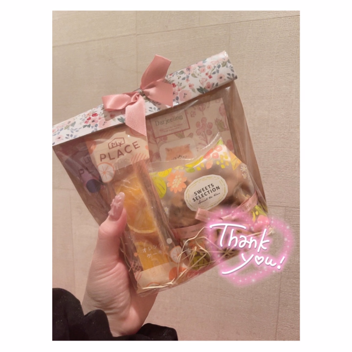 今日はありがとう🩵

前からお話してた方が来てくれるとすっごく嬉しいo̴̶̷ ̫ o̴̶̷̥᷅
もともと65だったのを80に変えてくれてありがとうだし、差し入れもありがとう🥺
初めてもらう💖うれしっ
ラッピングからすでに可愛いで溢れてるっ✨

この後食べる！！
好き嫌いないからなんでも食べれるよ‪ ·͜·


わざわざお休みの日にせいなに会いに来てくれてほんっとにありがとっ！！
気をつけて帰るのだよ！🚃🩵

明日からお仕事がんばれっっ❤️‍🔥

またね◟( ᵒ̴̶̷̥́ ·̫ ᵒ̴̶̷̣̥̀ )