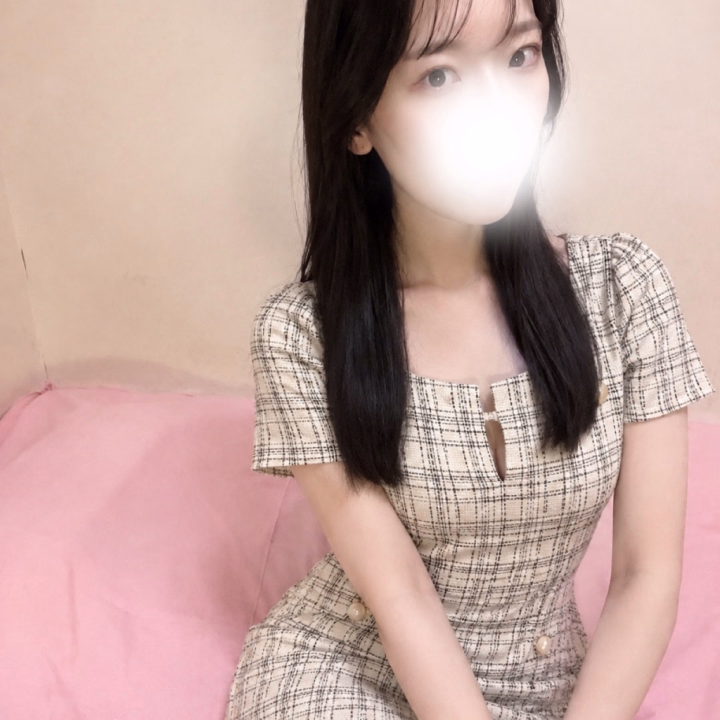 おはようございます♩

涼しくて夜風が気持ちいい季節になってきましたね🍂

晴れてくれたらもっと嬉しいんだけどなあ。

そんな今日も雨が降るのか降らないのか微妙な空ですが、7:00~16:00で出勤です！


もうすぐ世間は5連休みたいですが、５連休のお兄様は多いのかな？

わたしも連休は5日まるまるお休みを頂いて、実家に帰ったりお出かけしたりしてきます◎

台風、逸れますように…！


前に、日記を読んでくださってるお兄さんから あんまり自分のこと書かないよねって言われて、

自分では割と書いてるつもりだったんだけど笑、趣味とか書いておこうかな🤔

アイドル、舞台作品、音楽ライブなど、色んなエンタメを楽しむのが好きで、アニメとか漫画や本を読むのも好きです📕

インドアのような、アウトドアのような、なんとも言えない感じ🙂‍↕️

これからも小出しにしていきますね😌笑

本日もお誘い楽しみにお待ちしています！