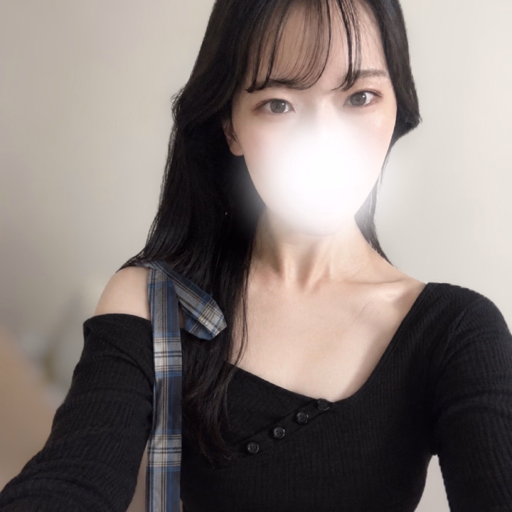 おはようございます♩

久々に私服で自撮りしました🙂
秋だね〜

今日も7:00~16:00で出勤です！

ご予約頂いているお兄さん、ありがとうございます☺️
雨だし今日は結構空気がひんやりしているので、服装にも気を付けてお越しくださいね！

長く続いてる雨もなんだか一旦今日で終わりな予感がしているんですが、明日はちゃんと晴れるといいな🌱

今日もお誘い楽しみにお待ちしています！

.

🪼あやね ヒメ予約はヒメチャンネルから🪼
https://hime-channel.com/profile/qn_vmy
①日時②コース③初指名 or 本指名④お名前
全てご記載の上、トークからお願いします。
前日、当日はお電話で直接ご連絡ください♩