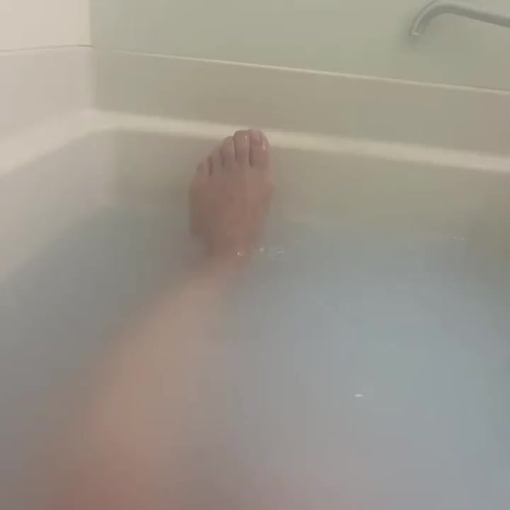 今日は近所を1時間散歩して歩き疲れたから、マッサージしながらゆっくりお風呂に入ります🛁
一緒に入る？♡