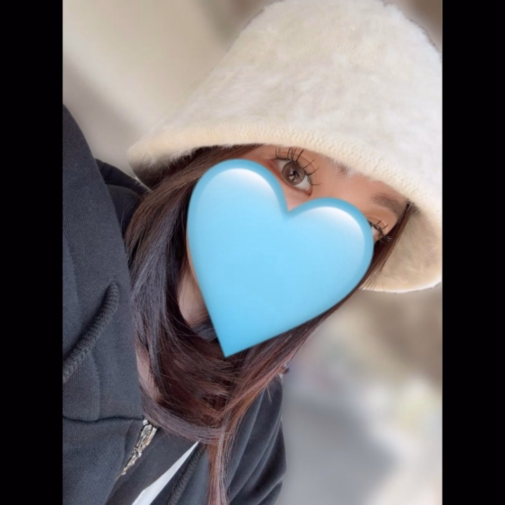 こんにちは〜☀️


昨日も2名のお兄様ありがとうございました🩷🩷
可愛いーって言ってくれて自己肯定感爆上がりしました🫶🏻


今日も早く暖かくて早く夏になって欲しいな〜と思ってます😸
可愛くて露出の多い服着れるので夏が少し好きな私ですが痴女ではないですよ？🤭


本日も出勤させて頂いてるので、お誘いお待ちしております😖🩵