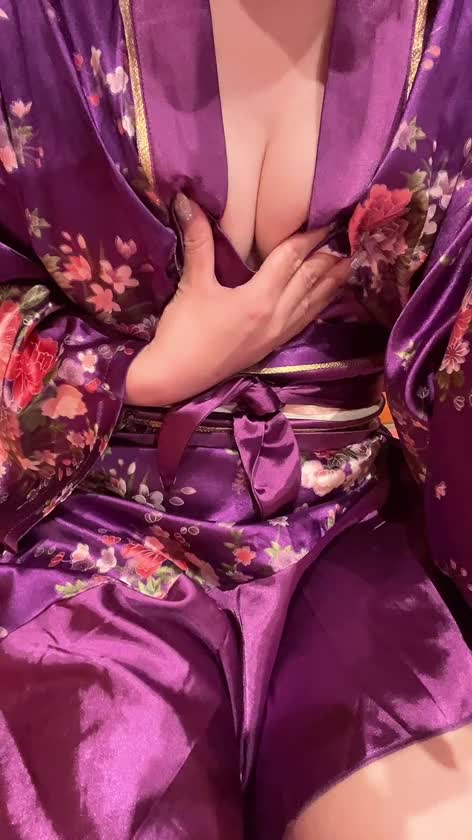 おっぱいぷにってしてみたよ～🤭

自分では小さいなーとか形とかどうなんだろう…？って思ってるけど、褒めていただける事もあって嬉しいです…☺️

それが自信に繋がります🥺

ボディークリームも塗ってモチモチふわふわにしていくよ～✨✨