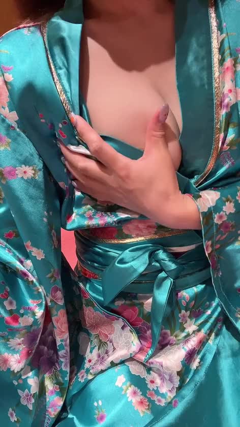 モチモチ✨

こんな動画見ちゃったらさ…触りたくなるよね…？🥺

どれくらいモチモチか、確かめに来て…？💕