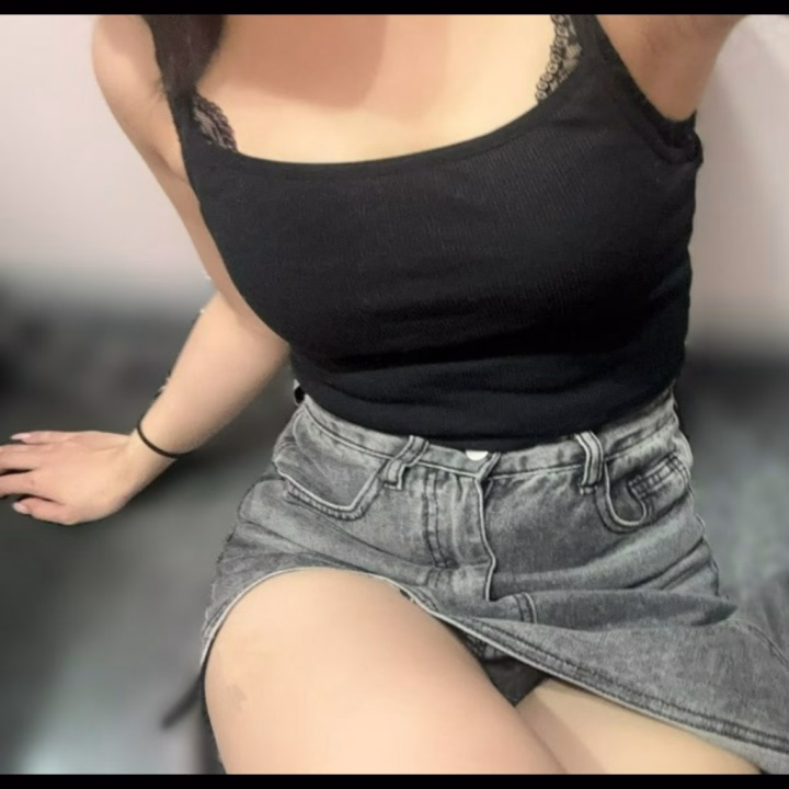 見えそうで見えないのが1番興奮する？？
太ももえっちでしょ♡
