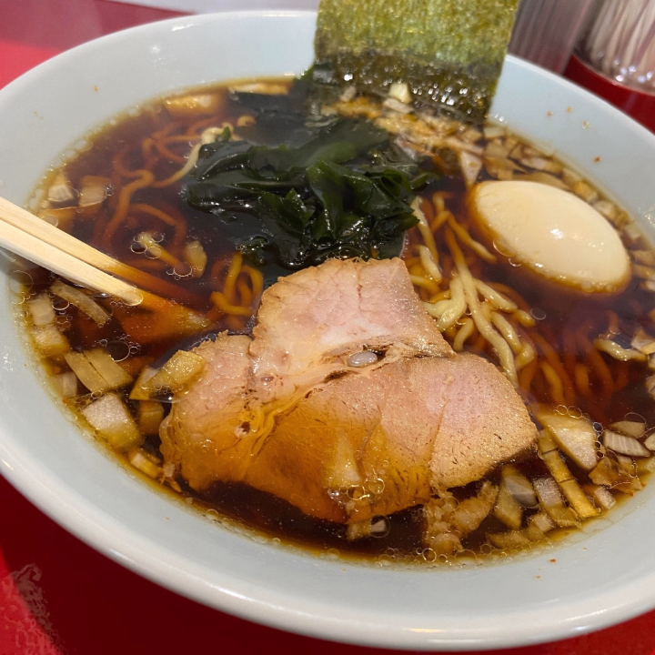 お仕事明けだったので、教えていただいたラーメンショップさんに行ってきました！
本当は牛久店さんに行きたかったんですが、駅から遠めだったので今回は土浦店さんに…！

竹岡式ラーメンというものを頼んだんですが、わたしの好きな中華そばっぽい醤油ベースのラーメンでとっても美味しかったです！沁みる…😭

そういえば、この写真を見てお気づきの方もいるかも知れませんが実はわたしは左利きなんです。

左利きあるあるで、駅の改札でモタつきがちというのがあるんですが、さっき見事にひっかかりそうになりました😆
油断すると、左ポッケに大事なものとか入れがち。

初めての事だらけであっというまでしたが
また次、連休などがある時期に来れたらと思います！5日間ありがとうございました😊🫶🌈