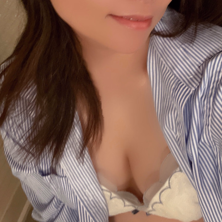 今日はこんなかんじです！

雨に降られてびしょ濡れになってしまった後輩。

たまたま家の近くだったのであなたは
『風邪ひいちゃうでしょ！うちに来てシャワー浴びなよ！』

と言い、シャワーを貸してしばらく袖を通してないシャツを貸してあげました。

『せんぱぁい💙』

はだけたシャツから清楚で可愛い下着が見えてしまい…

みたいな感じです。変なポエムすみません。17時まで、よろしくお願いします。