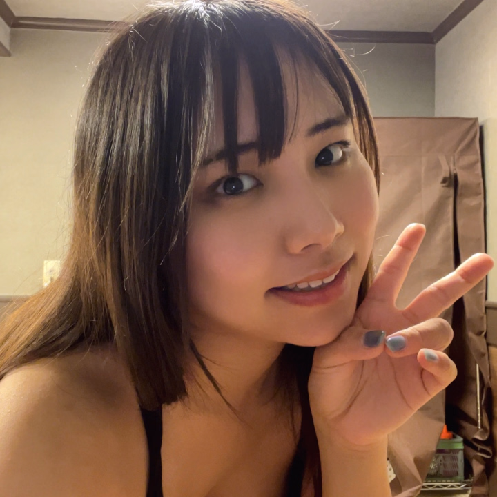 最近新しいニキビができにくくなりました。

元々は結構ズボラだったんですけど、こういうお仕事をしていく上で、いつでも美しい、みんなに好き！って思える私でいなきゃ！と思って、ちょっと高いスキンケアを使ったりしてるんですけど…

安いパックを試してみたらそれがドンピシャで良くて、肌が綺麗になってきました。　

値段じゃないんだな、品質なんだな…と思いました…

今日の私、綺麗ですか？