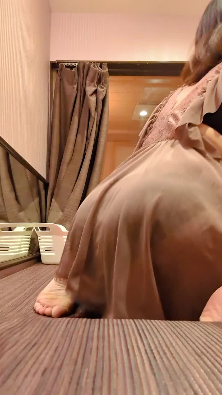 何回撮り直してもお尻振るの下手だ😭
もっと上手になれるようお兄さんの上でたくさん練習させてほしいな🥹💕
応援もよろしくね❣️