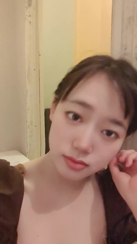 バレンタイン2弾も挑戦ですっ！
応援よろしくお願いします🍑

途中で目元を指してるのは「衣装と同じブラウンメイクだよ🍫」と伝えようとしてます、、、😌