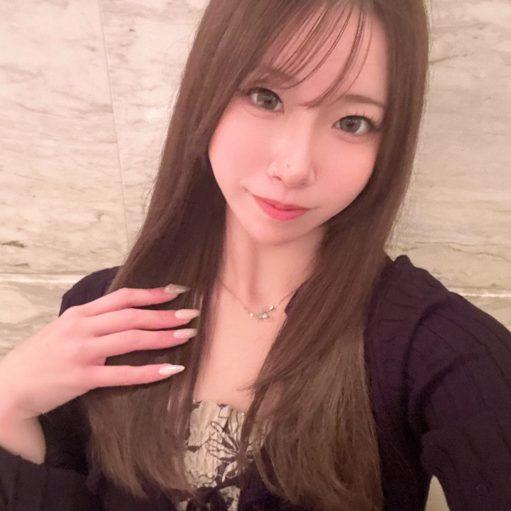 出勤したよ〜🫶

今日は私服の写真📸^_^いつもとちょっと違う雰囲気どうかな？🤍

まったりお話ししながら楽しい時間過ごせたら嬉しいな☺️